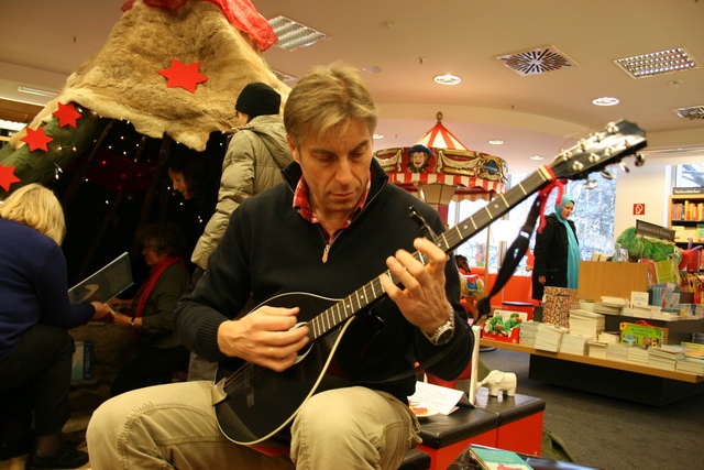 gal/2010/2010 Saitentwist Mayersche Buchhandlung Essen 03.12.Lesezelt Frau Kuehn Verein/2010 Saitentwist Mayersche 03.12. Lesezelt Frau Kuehn Essen 001.jpg